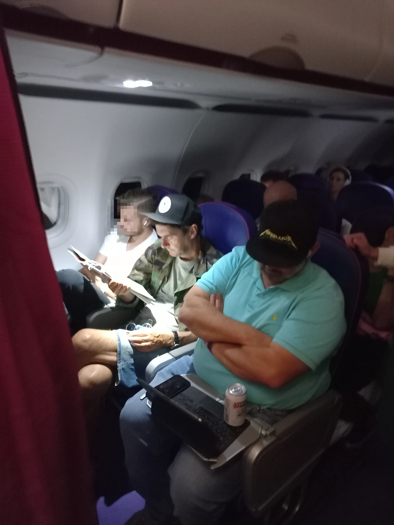 W samolocie Kuba Wojewódzki siedział pomiędzy dwojgiem innych pasażerów W samolocie Kuba Wojewódzki siedział pomiędzy dwojgiem innych pasażerów