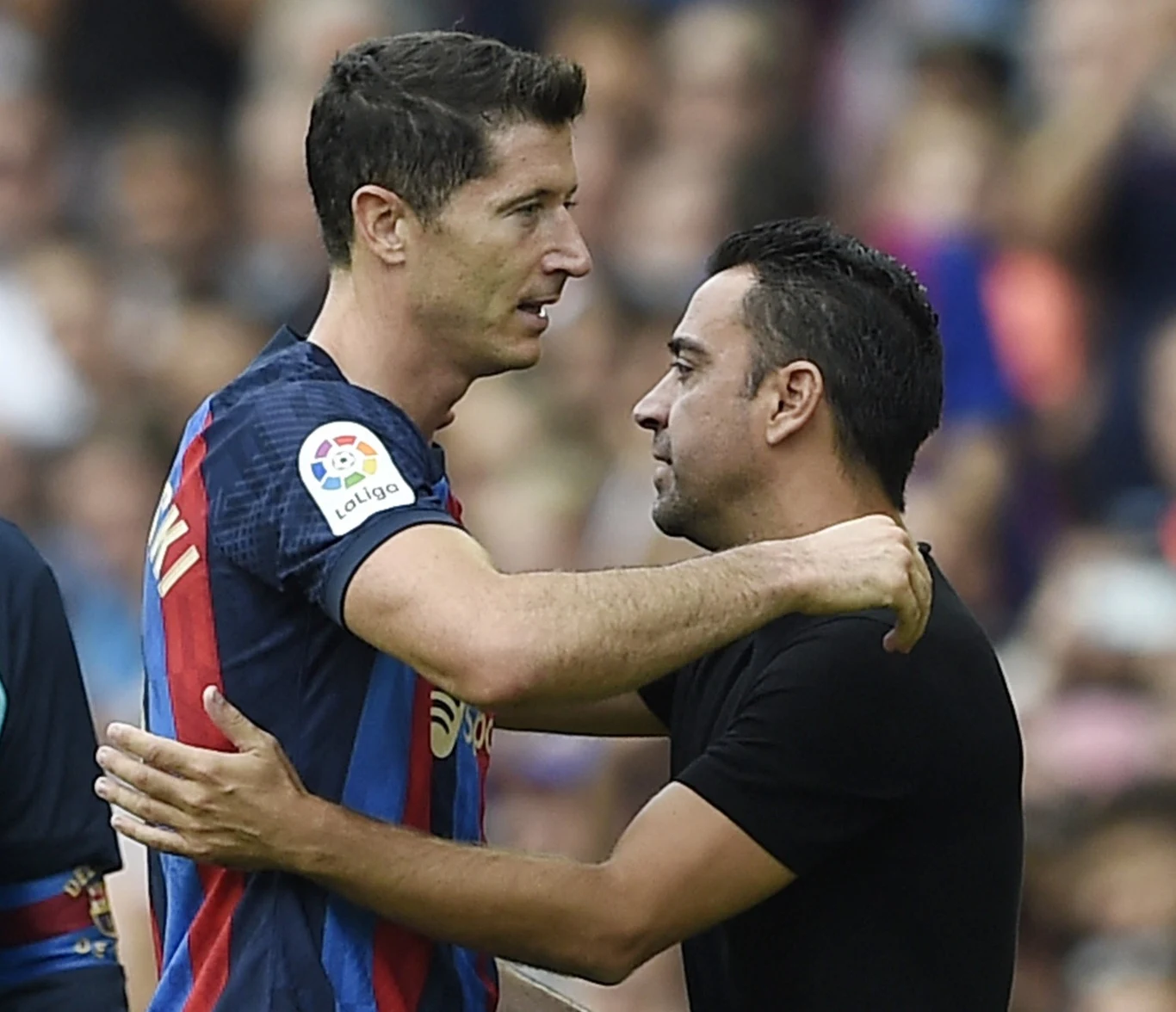 Robert Lewandowski i trener Xavi Hernandez