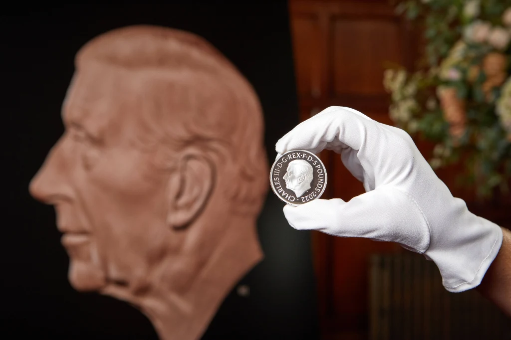 Będzie ona sprzedawana kolekcjonerom przez The Royal Mint od początku przyszłego tygodnia. Na portrecie monarcha jest zwrócony w lewo - w odwrotną stronę, niż królowa Elżbieta II. W przeciwieństwie do królowej, Karol nie ma na portrecie korony - informuje BBC.