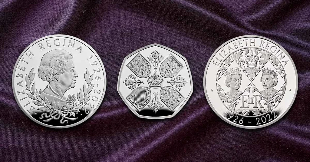 W poniedziałek do sprzedaży trafi także moneta kolekcjonerska upamiętniająca Elżbietę II o wartości pięciu funtów.  Teraz na Wyspach funkcjonują monety z podobizną królowej Elżbiety II. Tradycji musi jednak stać się zadość i do obiegu zostaną wprowadzone pieniądze z wizerunkiem nowego władcy. Fot.The Royal Mint 