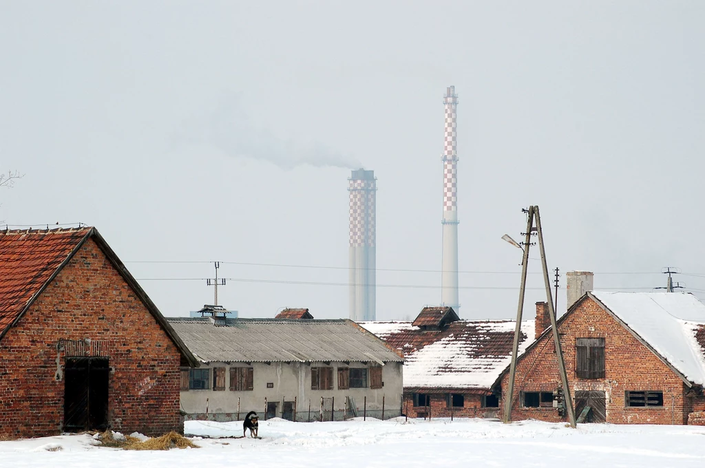 Rozrastanie się huty doprowadziło do wysiedlenia okolicznych miejscowości