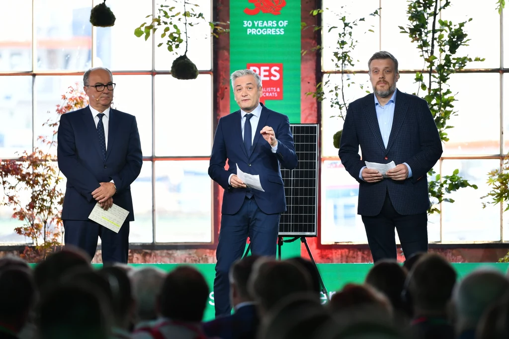 Współprzewodniczący Nowej Lewicy Robert Biedroń i Włodzimierz Czarzasty oraz członek Zarządu Krajowego Partii Razem Adrian Zandberg podczas konferencji "JEDNA EUROPA WSPÓLNA ENERGIA",