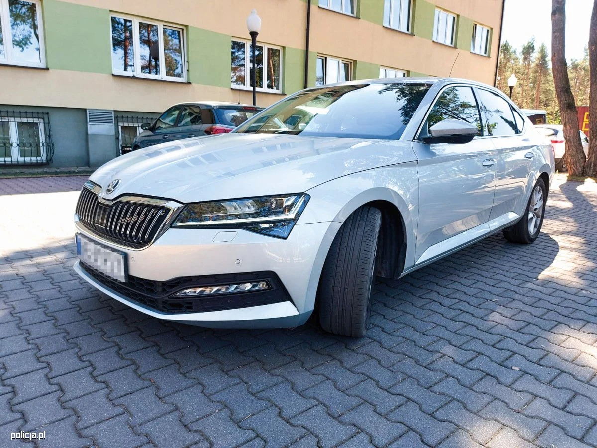 Nieoznakowana Skoda Superb z wideorejestratorem