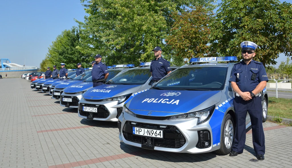 Czym jeździ i lata policja?