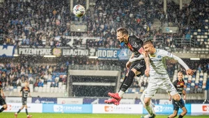 Niesamowity gol z własnej połowy. I to w derbach