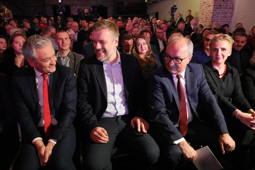 Współprzewodniczący Nowej Lewicy Robert Biedroń (L) i Włodzimierz Czarzasty (2P), posłanka Lewicy Joanna Scheuring-Wielgus (P) oraz członek Zarządu Krajowego Partii Razem Adrian Zandberg (2L) podczas obrad Rady Krajowej Nowej Lewicy i partii Razem w Warszawie Współprzewodniczący Nowej Lewicy Robert Biedroń (L) i Włodzimierz Czarzasty (2P), posłanka Lewicy Joanna Scheuring-Wielgus (P) oraz członek Zarządu Krajowego Partii Razem Adrian Zandberg (2L) podczas obrad Rady Krajowej Nowej Lewicy i partii Razem w Warszawie