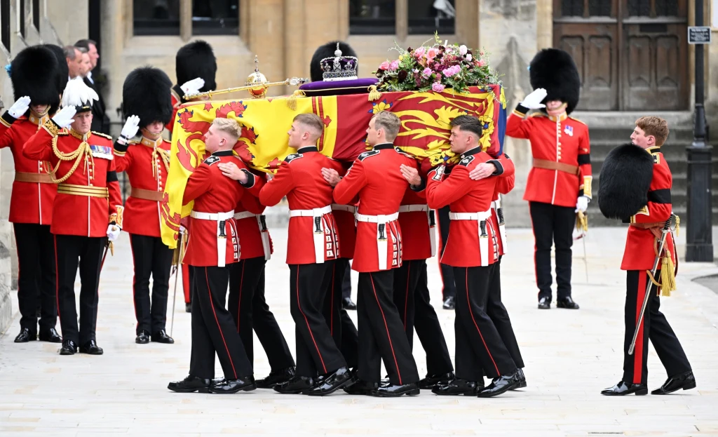 Trumna królowej Elżbiety II podczas państwowego pogrzebu. Za konduktem idzie Jack Burnell-Williams