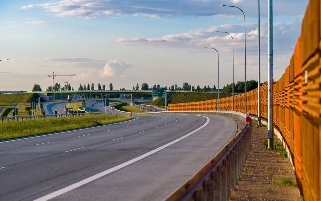 Dlaczego ekrany akustyczne powstają czasem w środku pola?