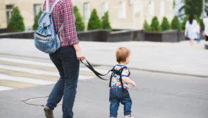 Ojciec prowadził dziecko na smyczy. Nie wiedział, że ktoś go nagrywa