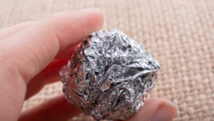 Zawsze trzymaj kulkę z folii aluminiowej w pobliżu zlewu. Ten trik jest genialny!