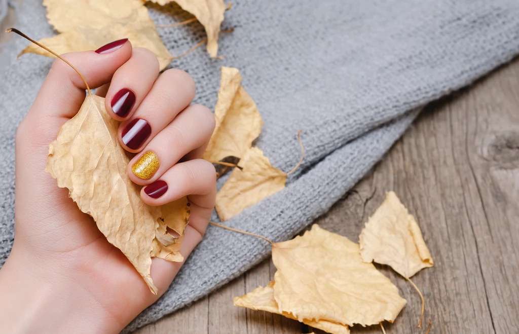 Na jesień warto wybrać kolorowe odcienie paznokci