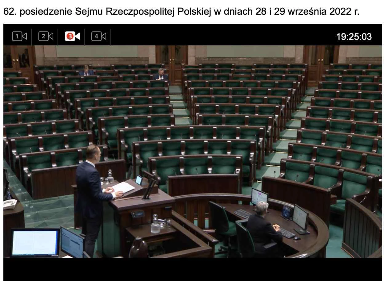 Sala posiedzeń Sejmu podczas omawiania raportu dot. bezpieczeństwa ruchu drogowego, zrzut ekranu z iTV Sejm