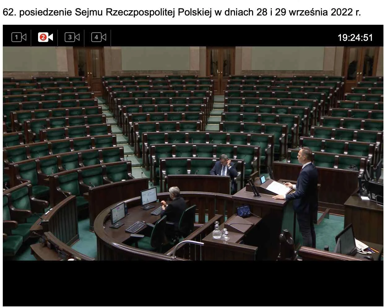Sala posiedzeń Sejmu podczas omawiania raportu dot. bezpieczeństwa ruchu drogowego, zrzut ekranu z iTV Sejm