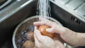 Czy jajka powinno się myć? Większość Polaków popełnia ten błąd