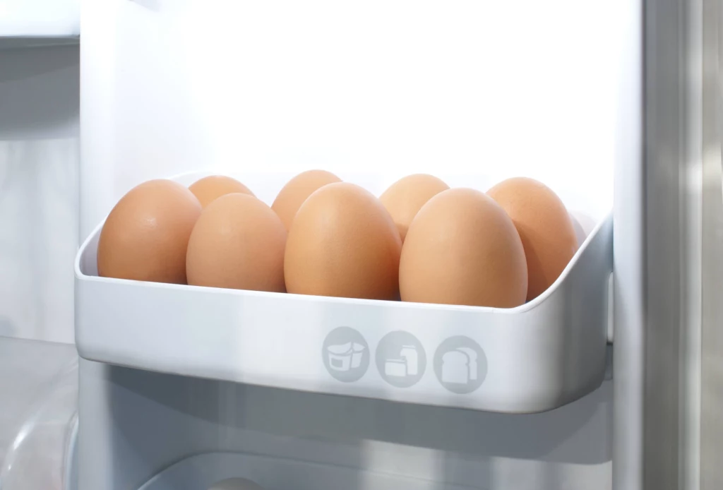 Jajka powinny być przechowywane z dala od innych produktów w lodówce