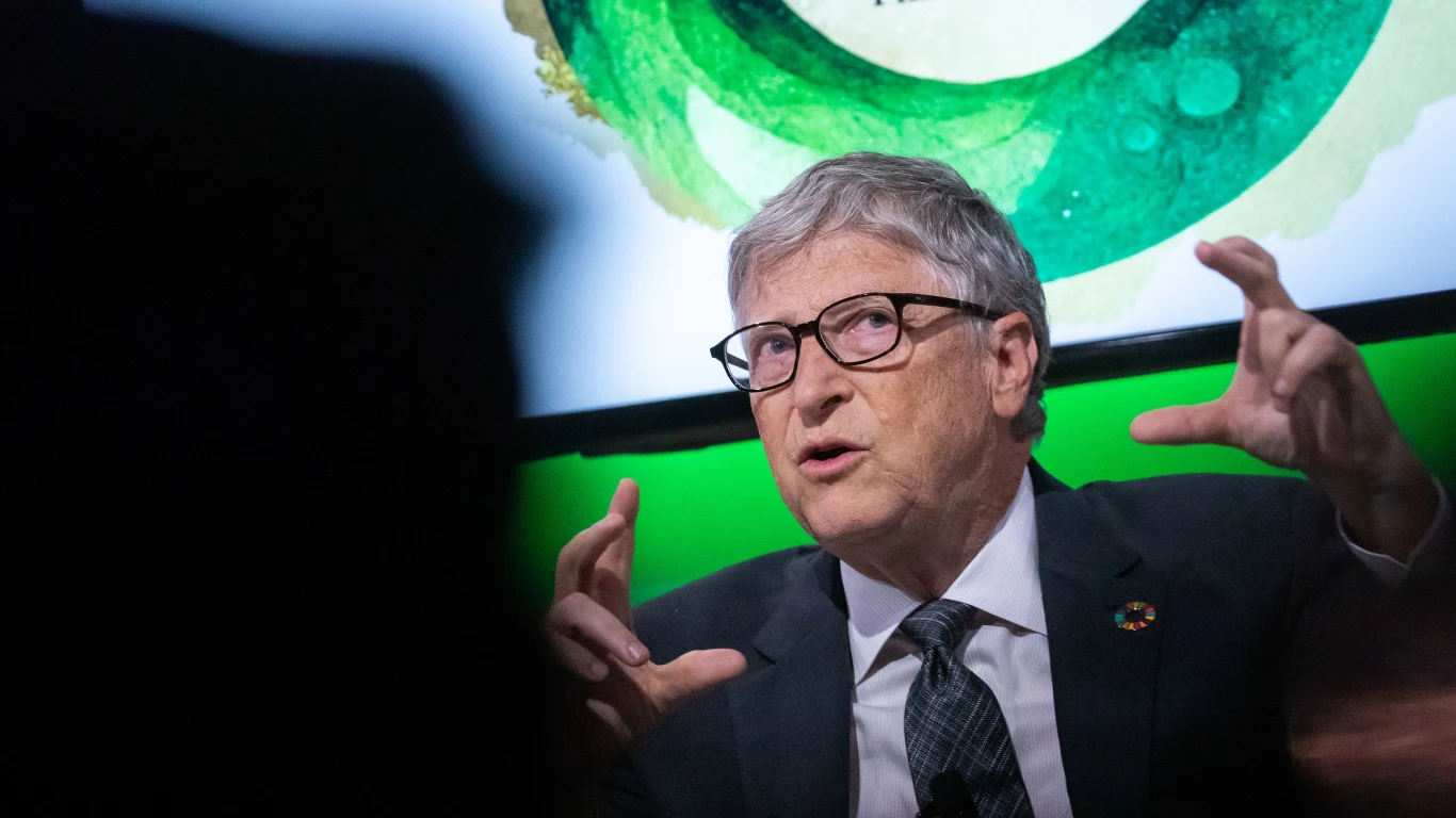 Bill Gates w wywiadzie dla Bloomberga wypowiedział się na temat walki ze zmianami klimatu. Ocenił, że ograniczanie konsumpcji jest nierealistyczne, a w krótszej perspektywie dopuszczalne jest m.in. otwieranie zamkniętych elektrowni węglowych Bill Gates w wywiadzie dla Bloomberga wypowiedział się na temat walki ze zmianami klimatu. Ocenił, że ograniczanie konsumpcji jest nierealistyczne, a w krótszej perspektywie dopuszczalne jest m.in. otwieranie zamkniętych elektrowni węglowych