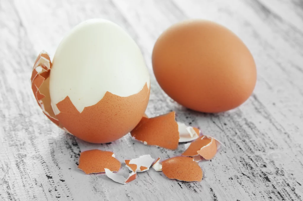 Gotuj jajka w odpowiedni sposób, by nie mieć problemu z ich obraniem