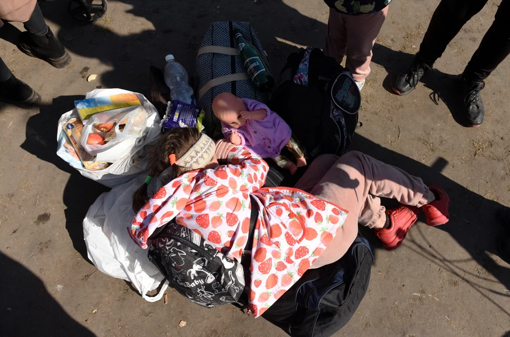 Ukraińscy uchodźcy na granicy łotewsko-rosyjskiej muszą spać pod gołym niebiem Ukraińscy uchodźcy na granicy łotewsko-rosyjskiej muszą spać pod gołym niebiem