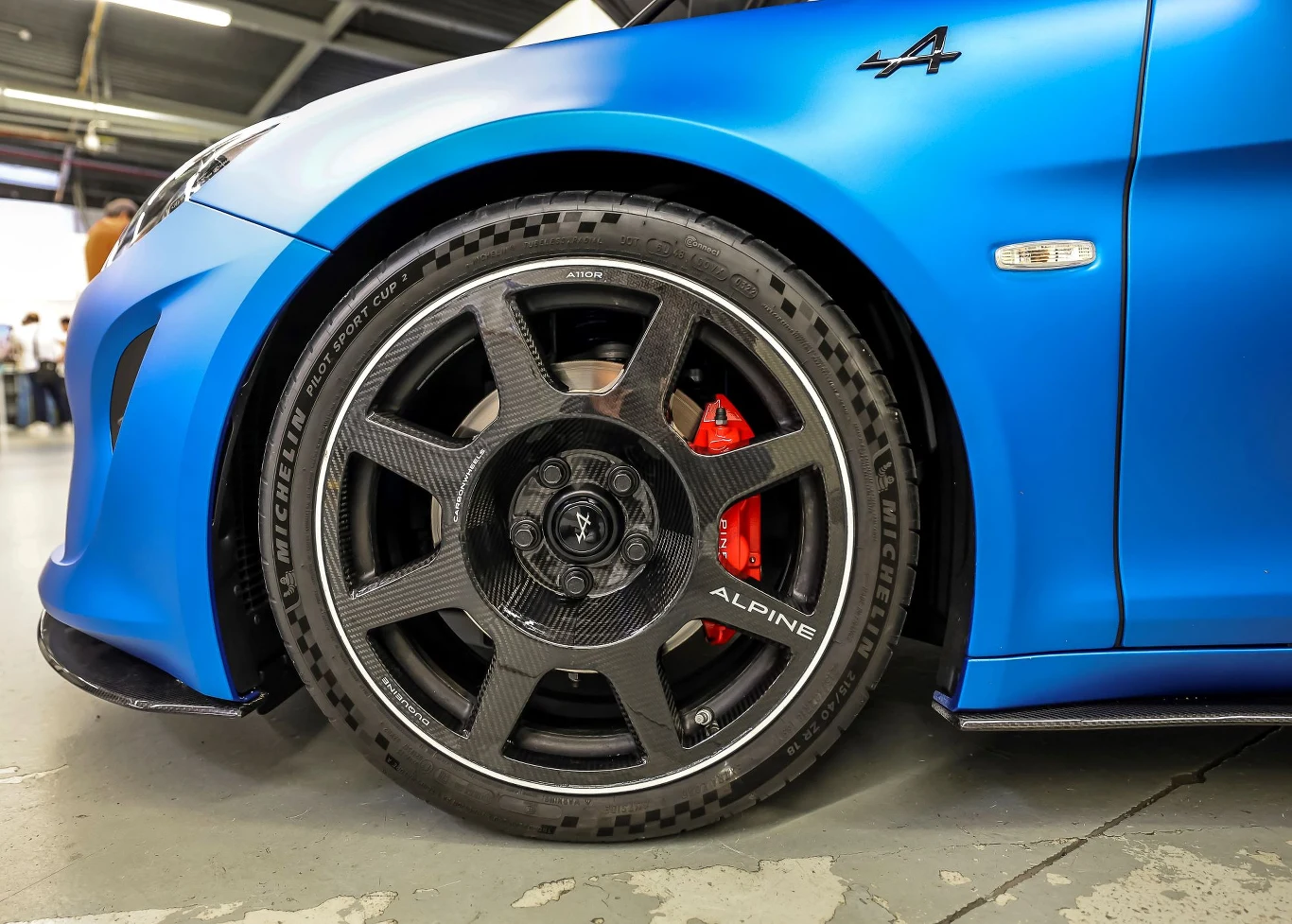 Alpine zajęła się prowadzeniem modelu i zastosowała opony semi-slick, a także dwuelementowe tarcze hamulcowe o średnicy 320 mm.