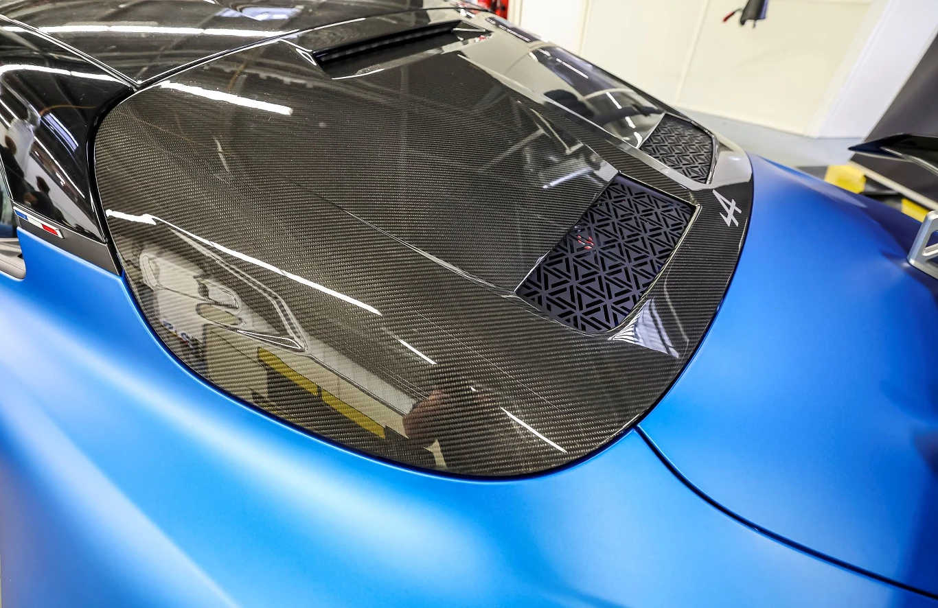 Z karbonu wykonany został między innymi panel tylnej szyby Alpine A110 R.
