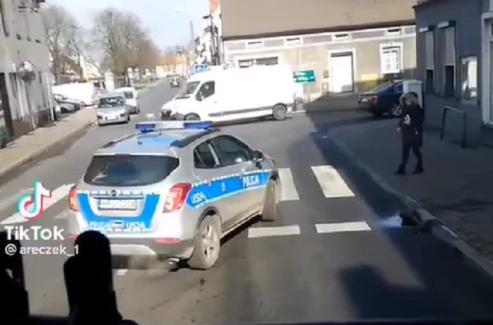 Radiowóz nie ustąpił pierwszeństwa pieszej. Trwają poszukiwania kierowcy Radiowóz nie ustąpił pierwszeństwa pieszej. Trwają poszukiwania kierowcy