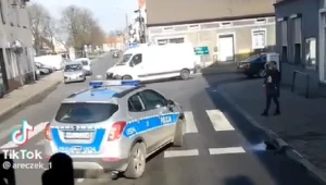 Radiowóz nie ustąpił pierwszeństwa pieszej. Trwają poszukiwania kierowcy