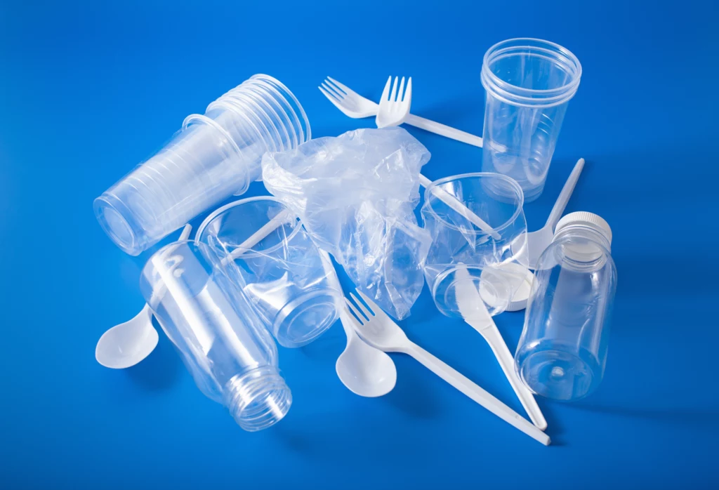 Plastikowe butelki, kubki, słomki, sztućce i talerzyki - według Komisji Europejskiej Polska powinna już przygotować przepisy ograniczające ilość śmieci z tworzyw sztucznych