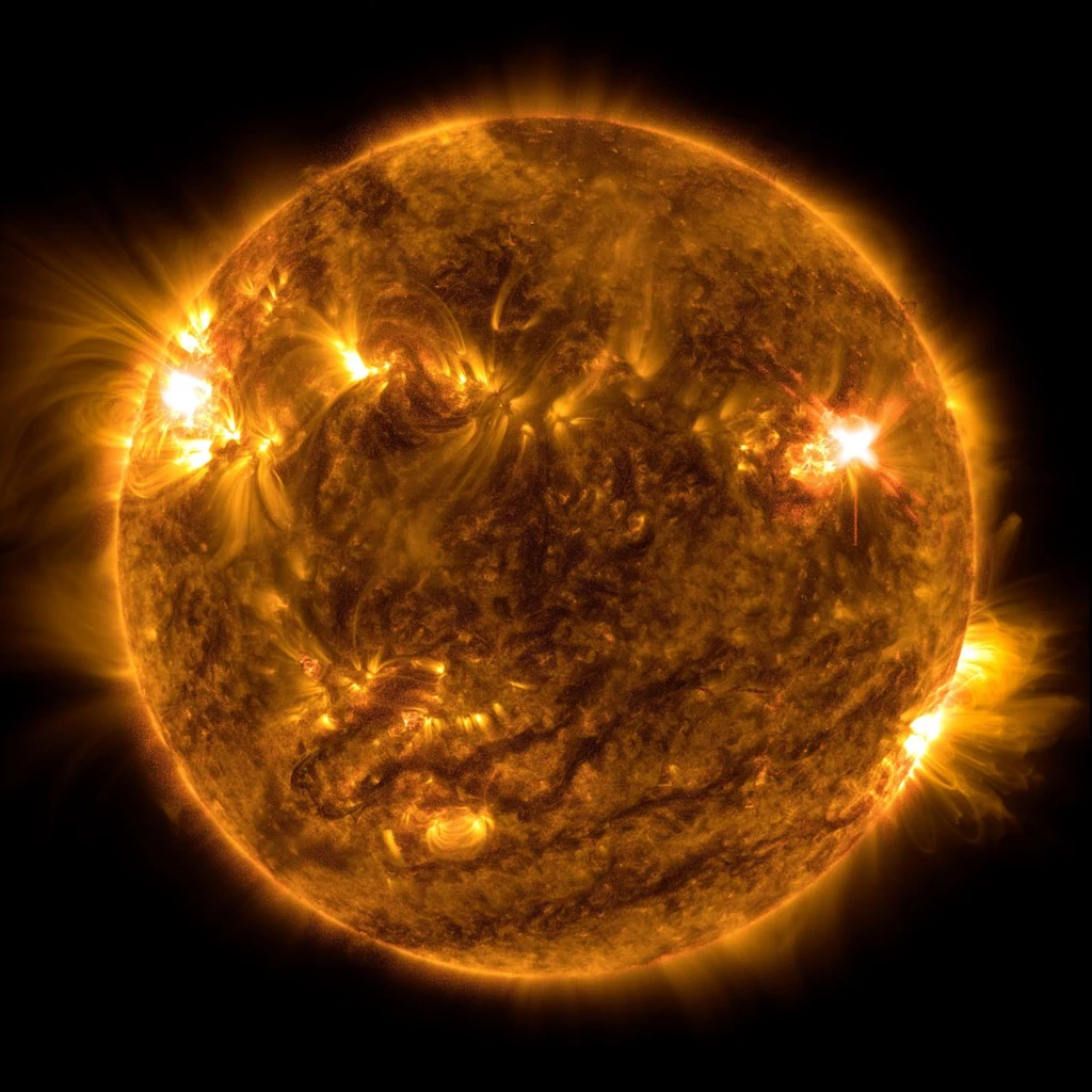 Zdjęcie wykonane Solar Dynamics Observatory przedstawiające rozbłysk słoneczny (lewa górna strona Słońca) z 2 października