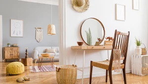 Dodatki z naturalnych materiałów świetnie się sprawdzą w jasnych pomieszczeniach