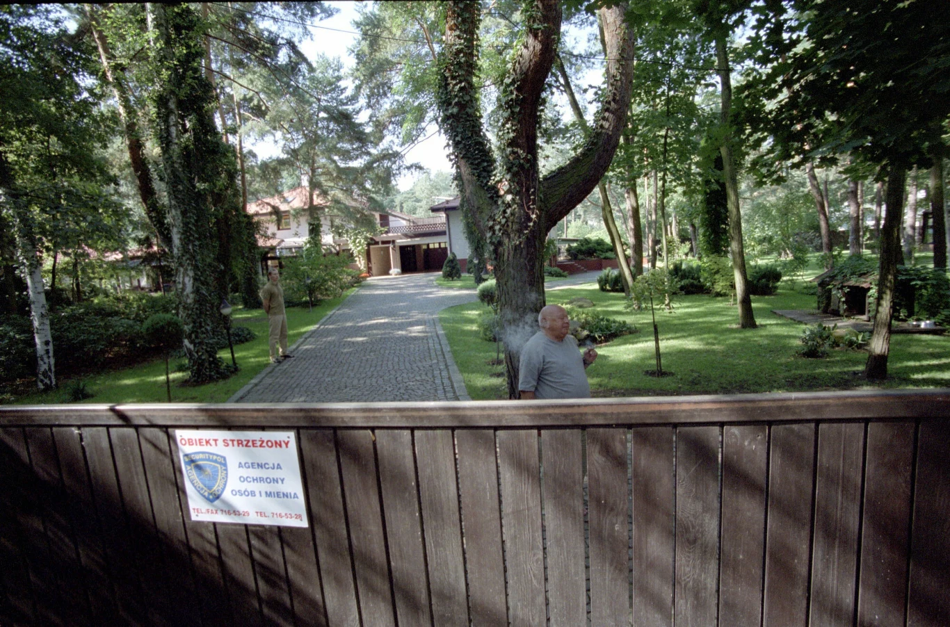 Jerzy Urban przed swoim domem z Konstancinie Jerzy Urban przed swoim domem z Konstancinie