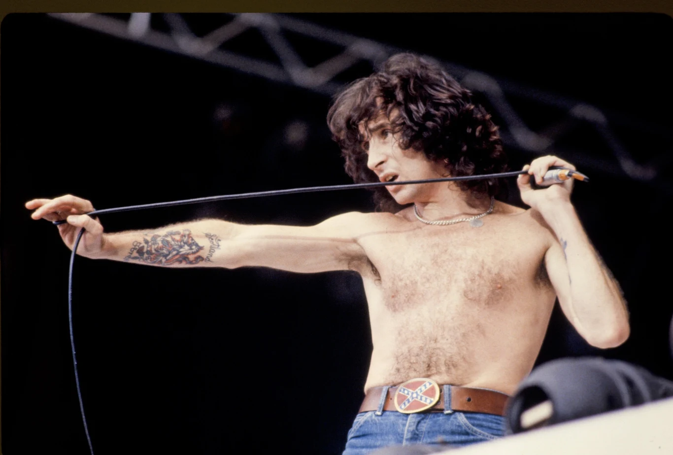 Bon Scott, wokalista AC/DC, podczas koncertu na stadionie Wembley, 18 sierpnia 1979 r.