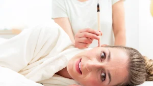 Świecowanie uszu polega na usunięciu zalegającej woskowiny usznej przy użyciu świecy, która ma oczyścić kanał słuchowy