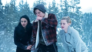 Camila Mendes z Lili Reinhart i Cole'em Sprouse'em w serialu "Riverdale"
