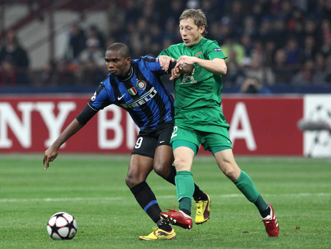 Rafał Murawski walczy z Samuelem Eto'o podczas meczu Inter - Rubin w sezonie 2009/10