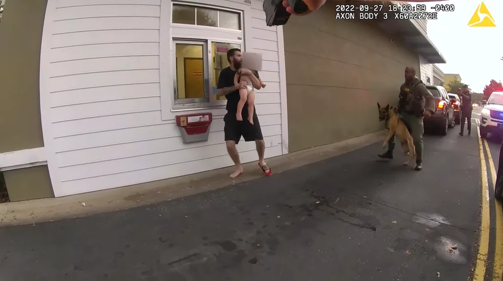 Szokujące nagranie z USA. Używał dziecka jako żywą tarczę Szokujące nagranie z USA. Używał dziecka jako żywą tarczę