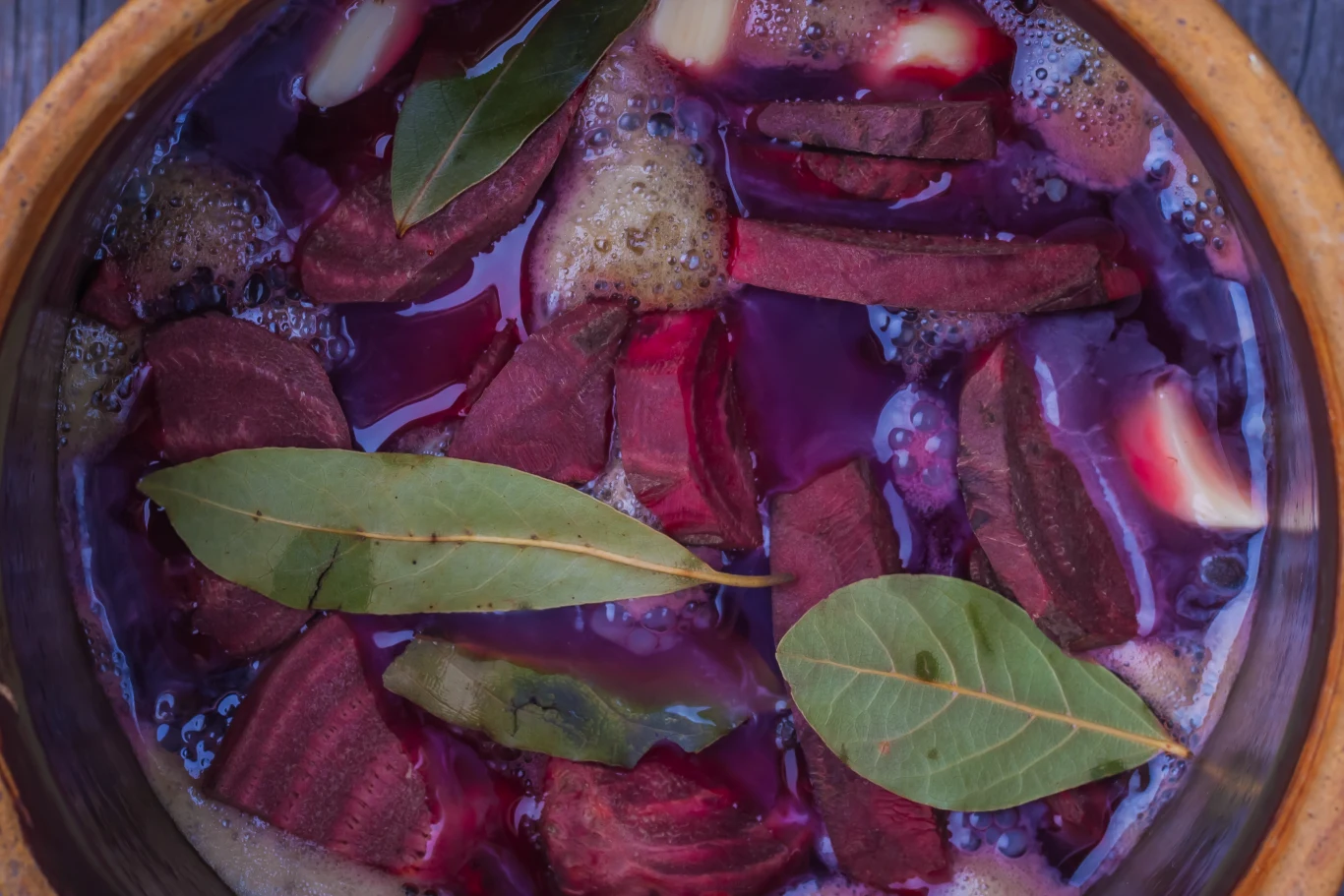 Zakwas z buraków to prawdziwa bomba witaminowa. Pomaga w walce z anemią i wzmacnia pracę serca Zakwas z buraków to prawdziwa bomba witaminowa. Pomaga w walce z anemią i wzmacnia pracę serca