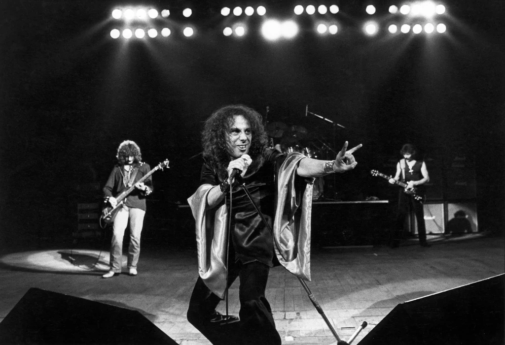 Black Sabbath w 1980 r.: Ronnie James Dio z przodu, Geezer Butler z lewej, Tony Iommi z prawej