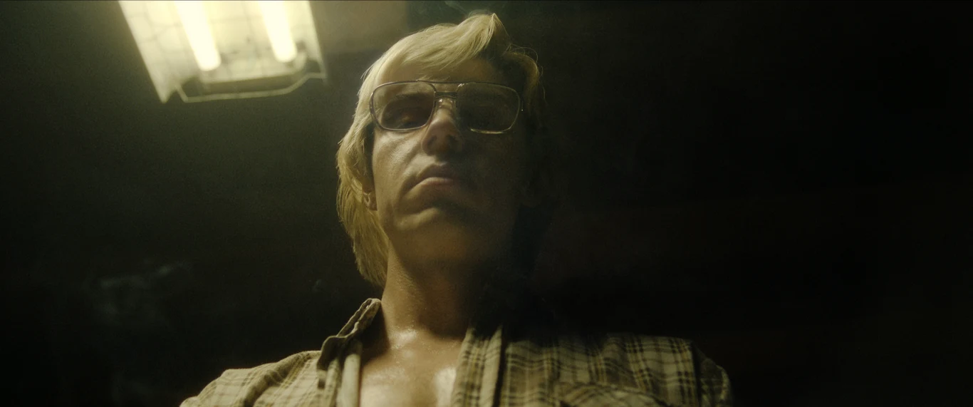 Evan Peters w serialu "Dahmer - Potwór: Historia Jeffreya Dahmera" Evan Peters w serialu "Dahmer - Potwór: Historia Jeffreya Dahmera"