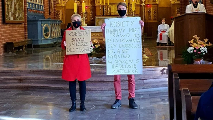 Joanna Scheuring-Wielgus i jej mąż w kościele w Toruniu. Za zorganizowanie tego happeningu podczas mszy prokuratura chce ukarać posłankę