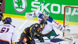 Joona Monto i Olivier Roy podczas meczu hokejowej Ligi Mistrzów między GKS-em Katowice i węgierskim Fehervar