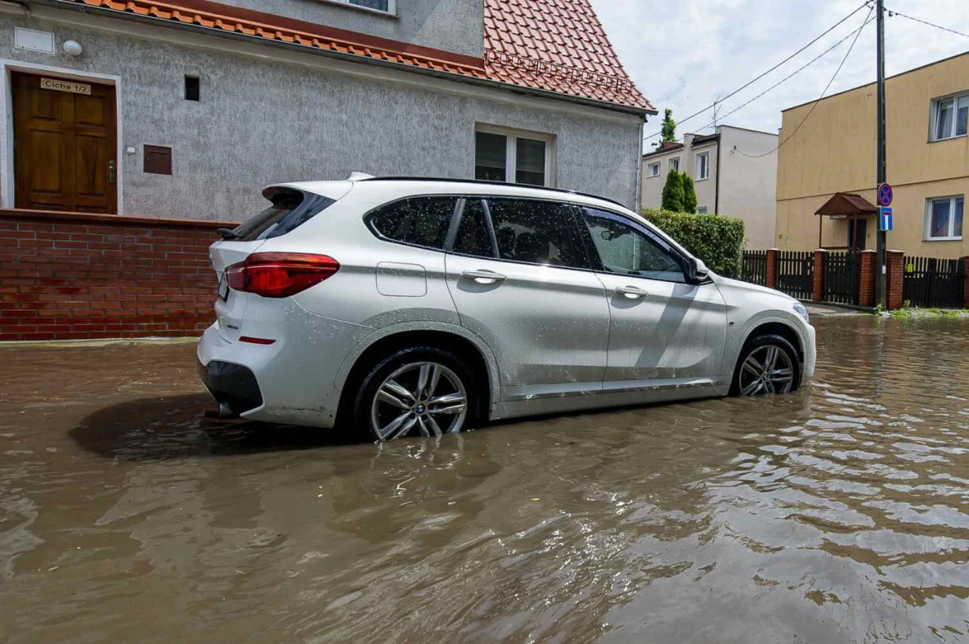 Zalane pojazdy zamiast na złom, często trafiają na rynek wtórny Zalane pojazdy zamiast na złom, często trafiają na rynek wtórny