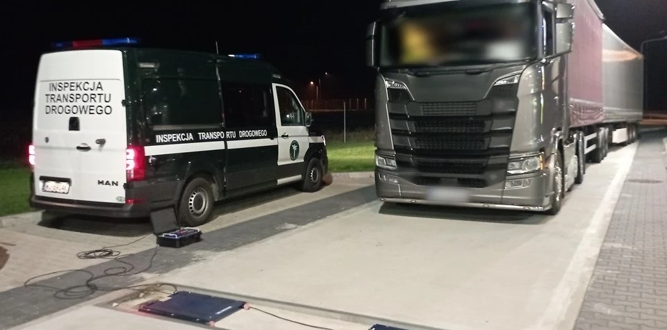 Inspekcja Transportu Drogowego zatrzymała do kontroli trzy ciężarówki jadące drogą ekspresową S3. Inspekcja Transportu Drogowego zatrzymała do kontroli trzy ciężarówki jadące drogą ekspresową S3.