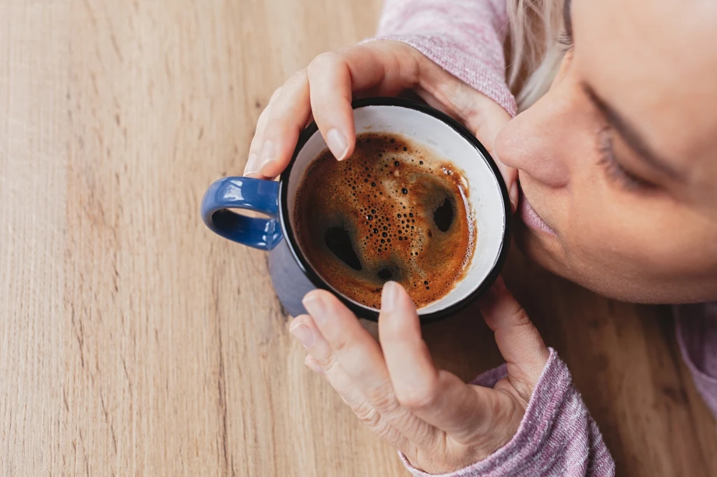 Kawa w umiarkowanych ilościach korzystnie wpływa na zdrowie Zbadano powiązania pomiędzy rodzajami kawy i liczbą wypijanych filiżanek a przypadkami arytmii, chorobami sercowo-naczyniowymi i zgonami. Oto co się okazało