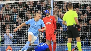Kamil Grabara podczas meczu z Manchesterem City