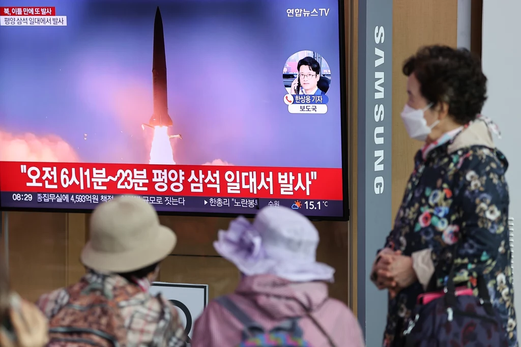 Ludzie w Korei Południowej oglądający reportaż dotyczący wystrzelenia przez Koreę Płn. dwóch pocisków balistycznych Ludzie w Korei Południowej oglądający reportaż dotyczący wystrzelenia przez Koreę Płn. dwóch pocisków balistycznych