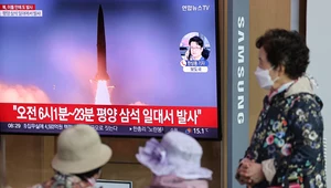 Ludzie w Korei Południowej oglądający reportaż dotyczący wystrzelenia przez Koreę Płn. dwóch pocisków balistycznych