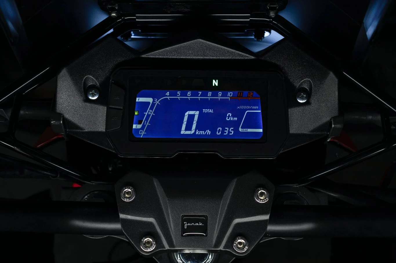 W centrum kokpitu znajduje się wyświetlacz ciekłokrystaliczny.