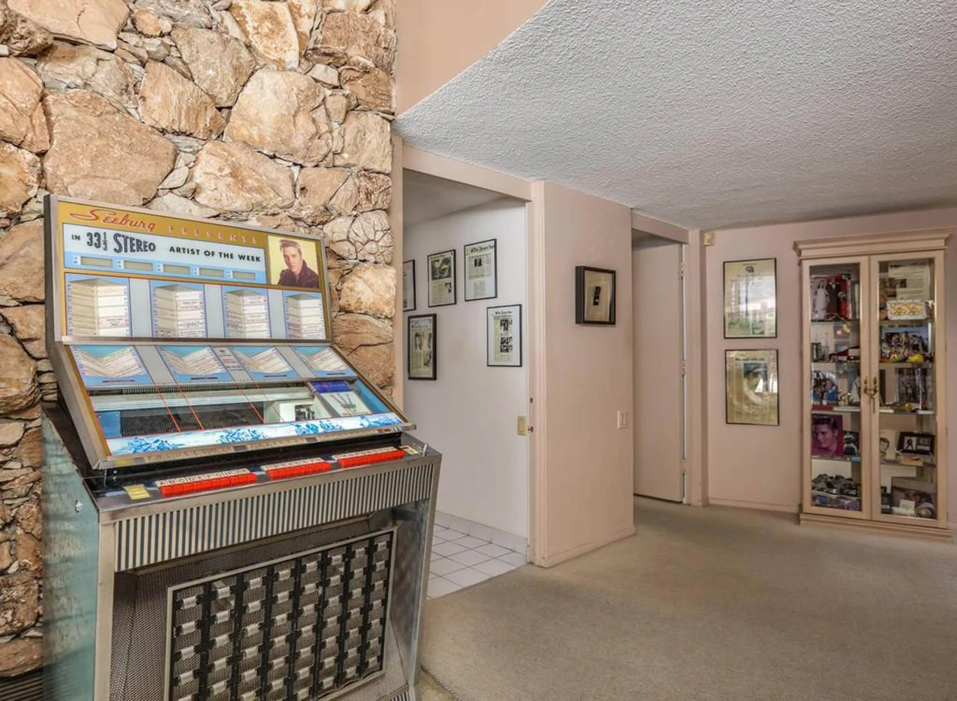 W domu "Króla Rock'n'rolla" nie może przecież zabraknąć muzyki i... szafy grającej. Z pewnością są tam też do wyboru hity króla! W domu "Króla Rock'n'rolla" nie może przecież zabraknąć muzyki i... szafy grającej. Z pewnością są tam też do wyboru hity króla!