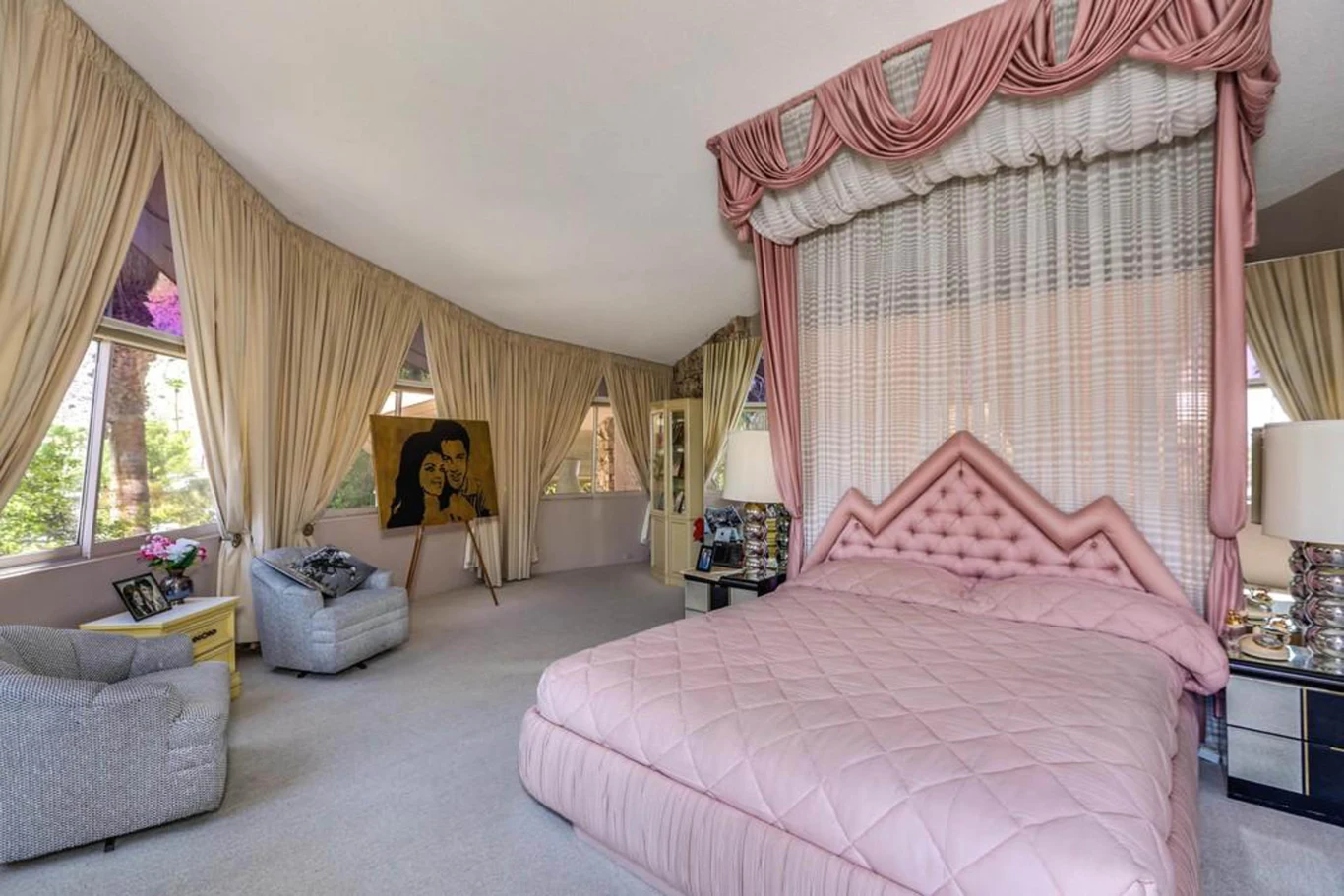 Prócz czterech sypialni, trzech łazienek i przestronnej, oszklonej jadalni, willa ma kuchnię z grillem i domowe spa. Prócz czterech sypialni, trzech łazienek i przestronnej, oszklonej jadalni, willa ma kuchnię z grillem i domowe spa.