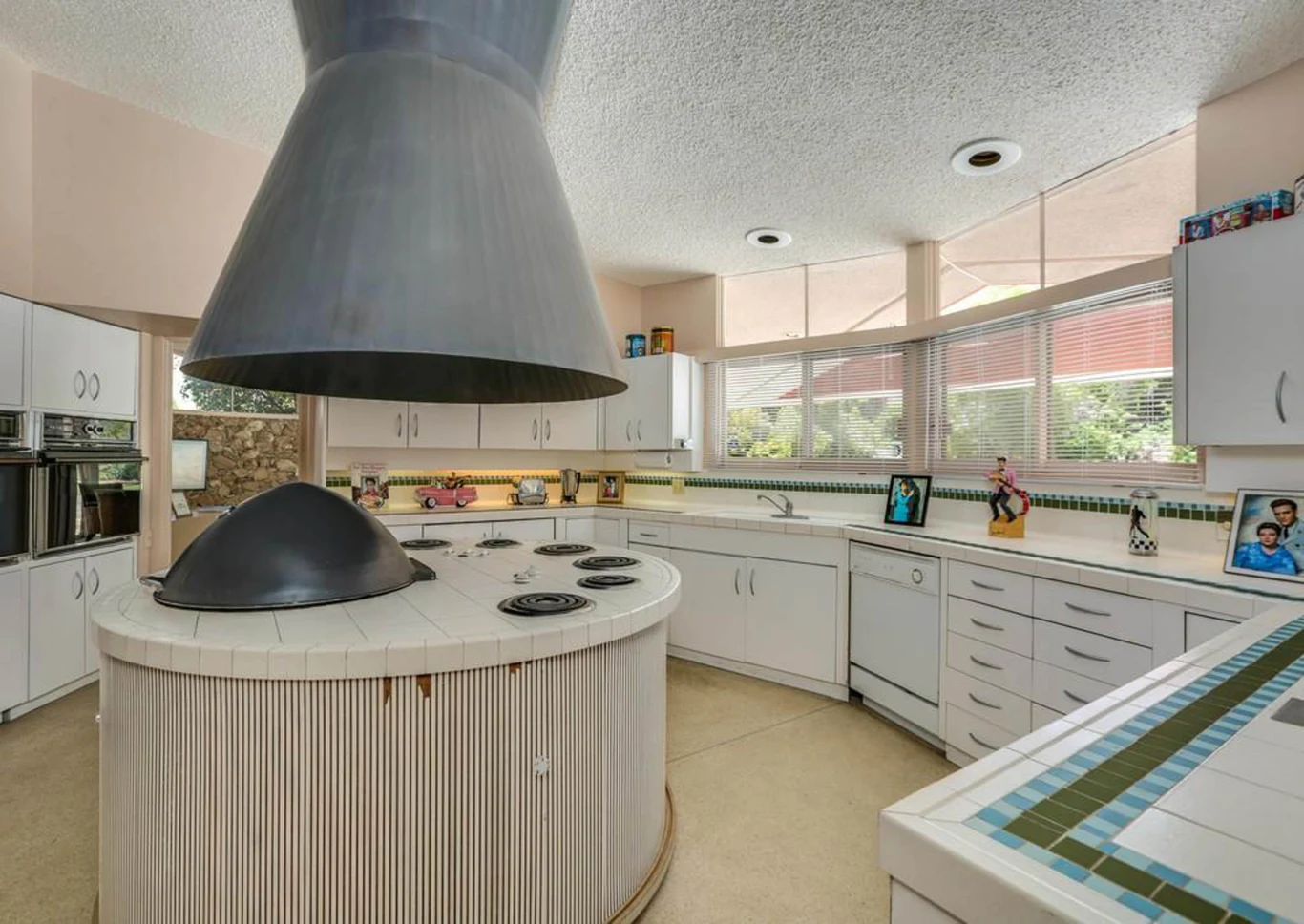 Niedawno rezydencja została wyremontowana. Choć kwota, jaką chce dostać za tę nieruchomość obecny właściciel, jest spora, to raczej nie będzie długo szukał kupca. Niedawno rezydencja została wyremontowana. Choć kwota, jaką chce dostać za tę nieruchomość obecny właściciel, jest spora, to raczej nie będzie długo szukał kupca.